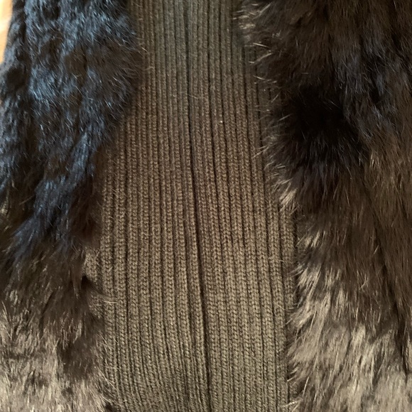 Sleeveless fur vest. Great for days that require just an added layer - Picture 3 of 3